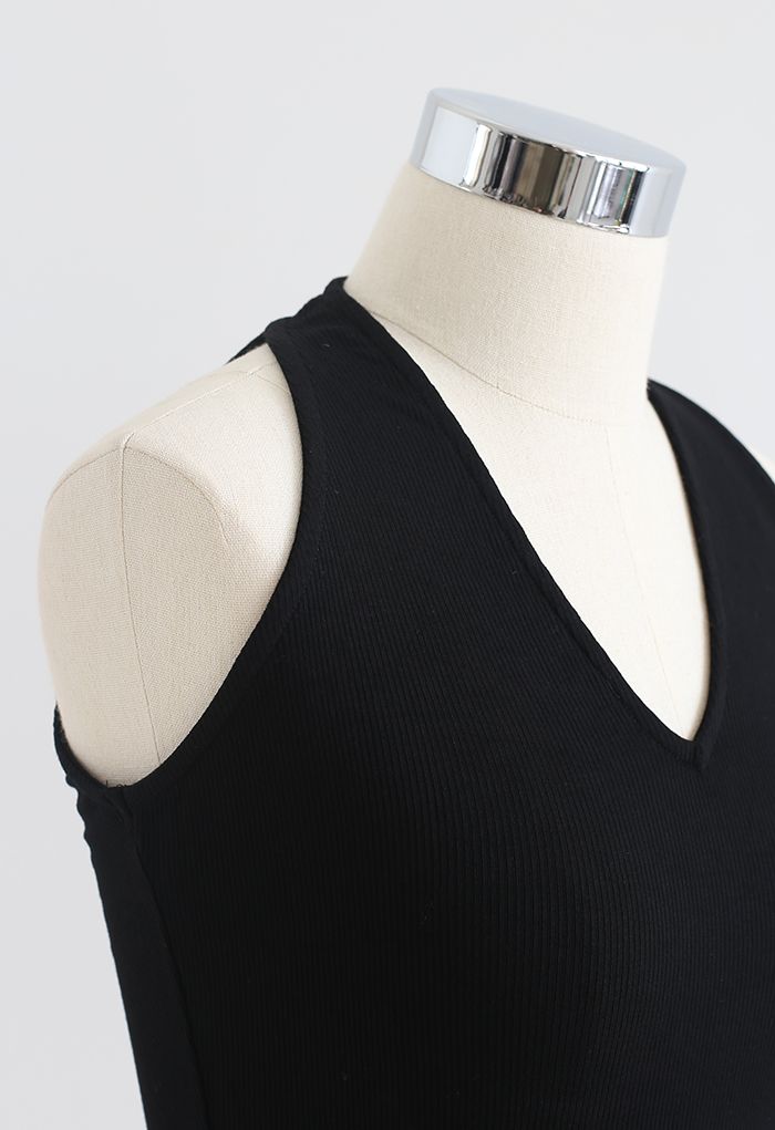 V-Neck Sleeveless Knit Fitted Tank Top in Black