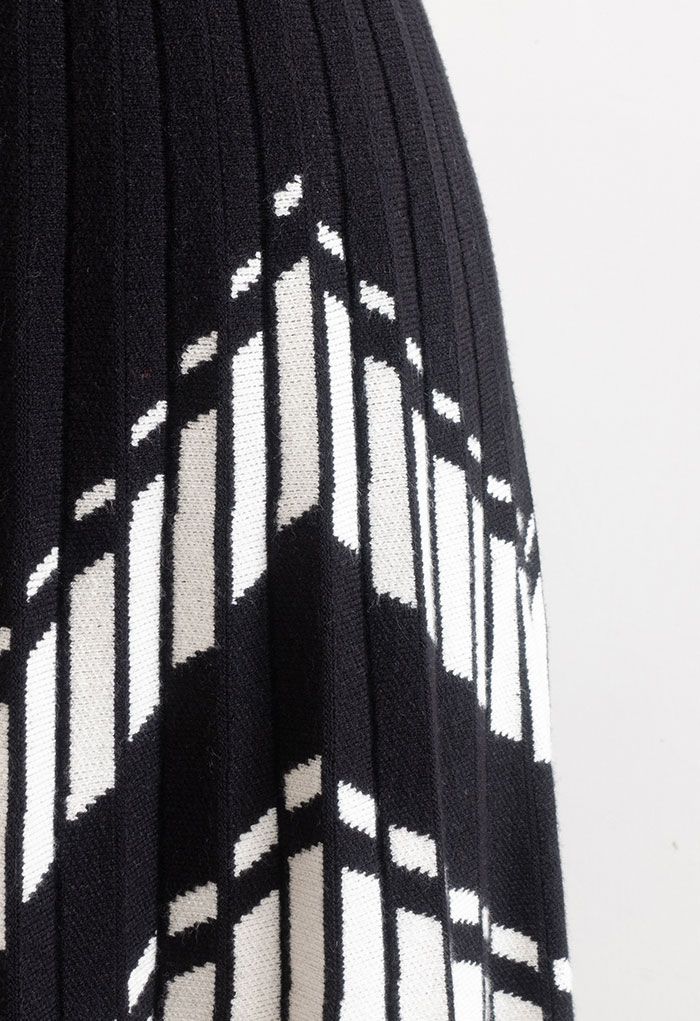 Contrast Zigzag Pleated Knit Skirt in Black