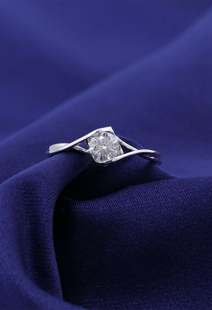 Crisscross Single Moissanite Diamond Ring