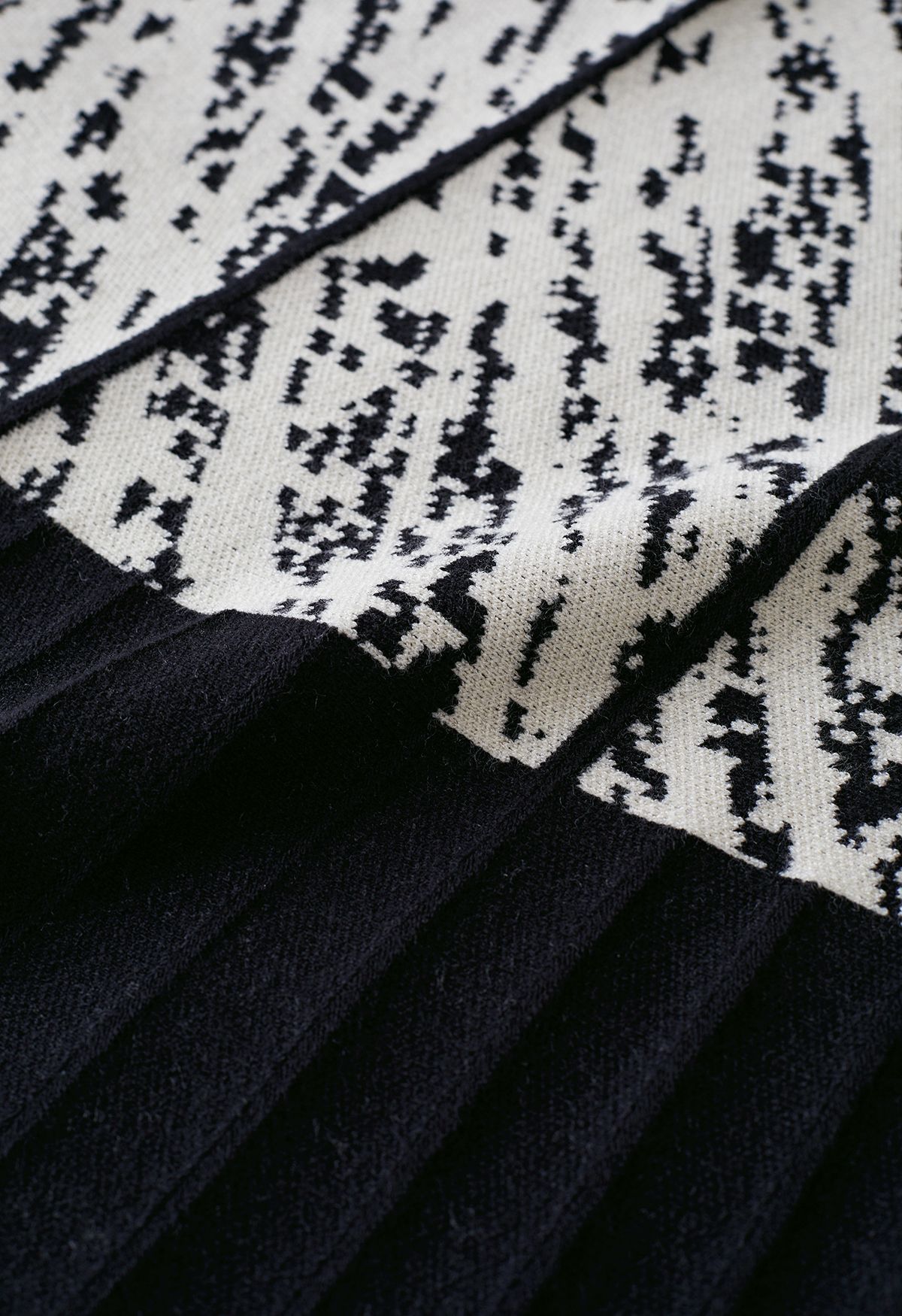 Contrast Hem A-line Pleated Knit Skirt in Black