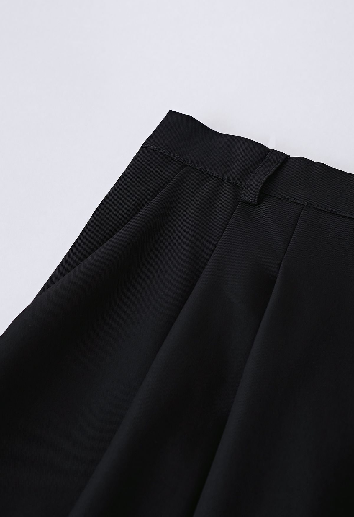 Pleated Detail Side Pockets Shorts in Black