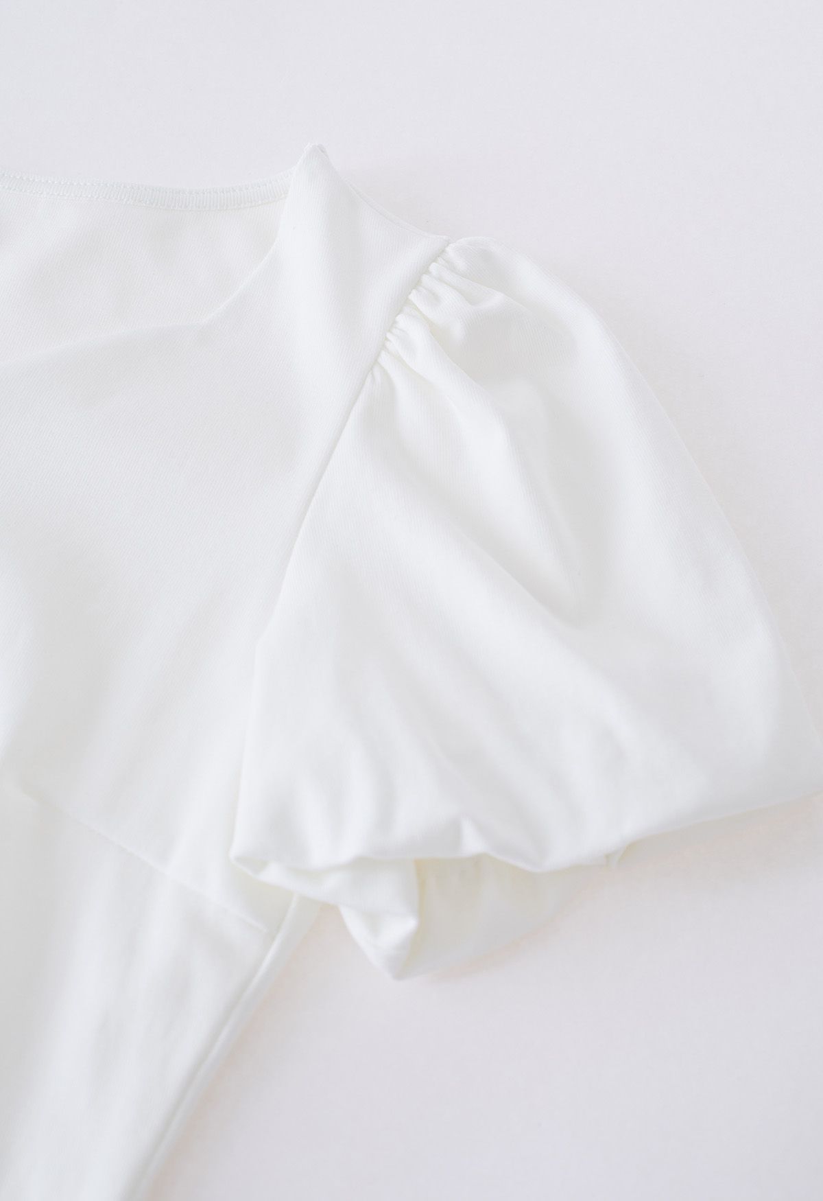Wavy Neckline Short Bubble Sleeve Top in White