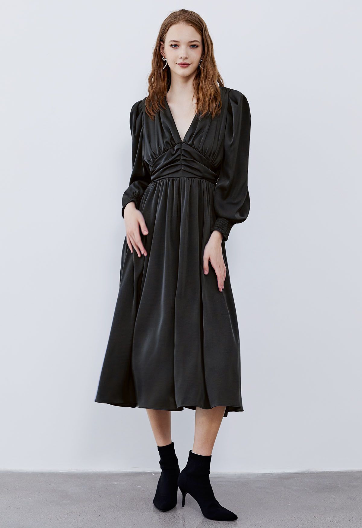 V-Neck Puff Sleeves Ruched Midi Dress in Black