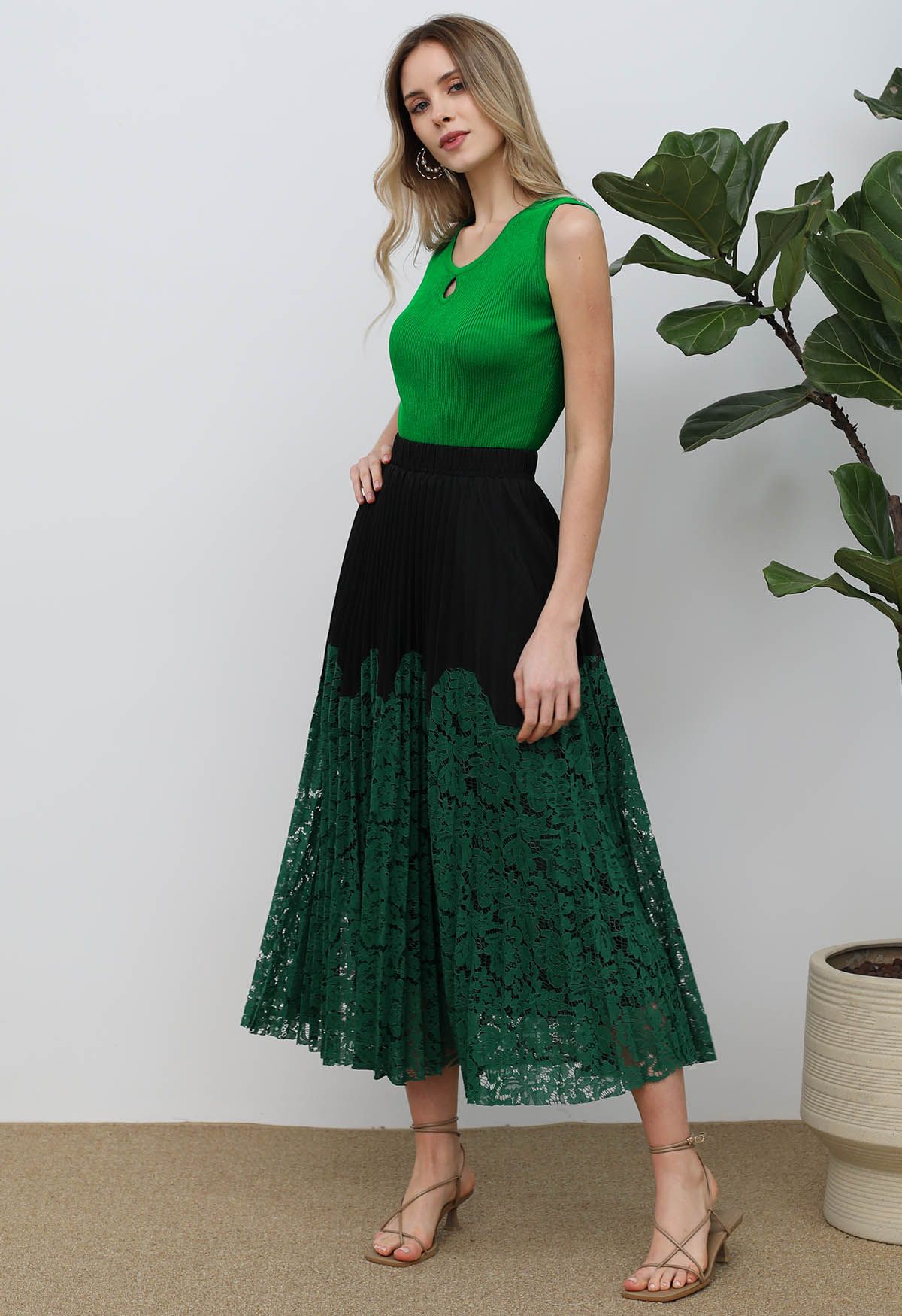 Floral Lace Spliced Pleated Maxi Skirt in Dark Green
