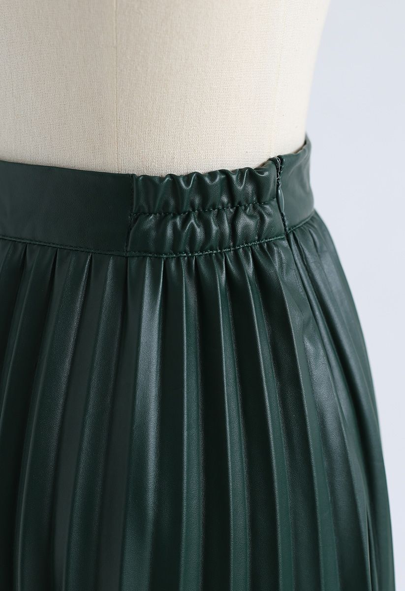 Faddish Gloss Pleated Faux Leather A-Line Skirt in Dark Green