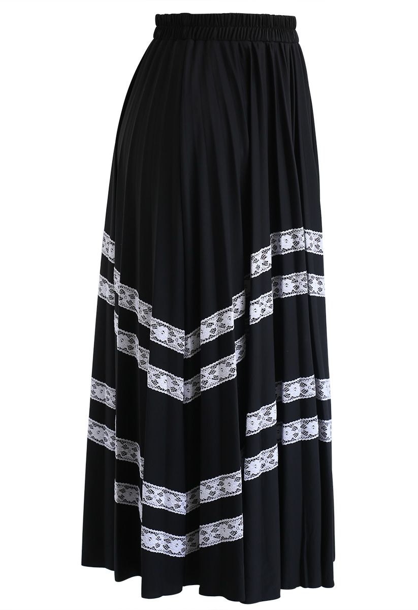 Extremely Smooth Lace Trims Skirt in Black