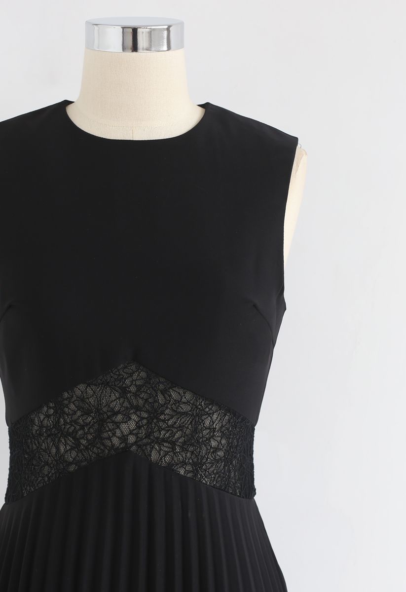 Walk of Fame Lace Inserted Pleated Dress in Black