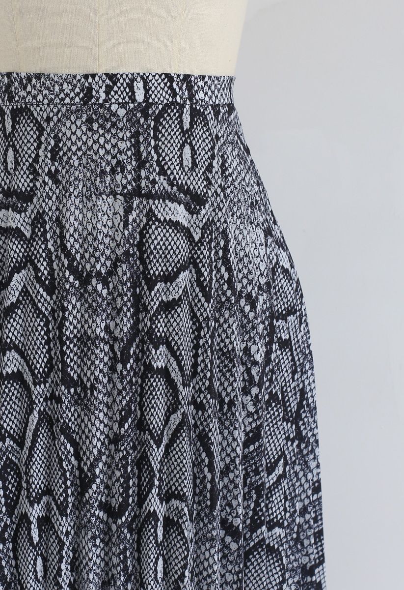 In the Wild Snakeskin Pattern Pleated Skirt in Black - Retro, Indie and ...