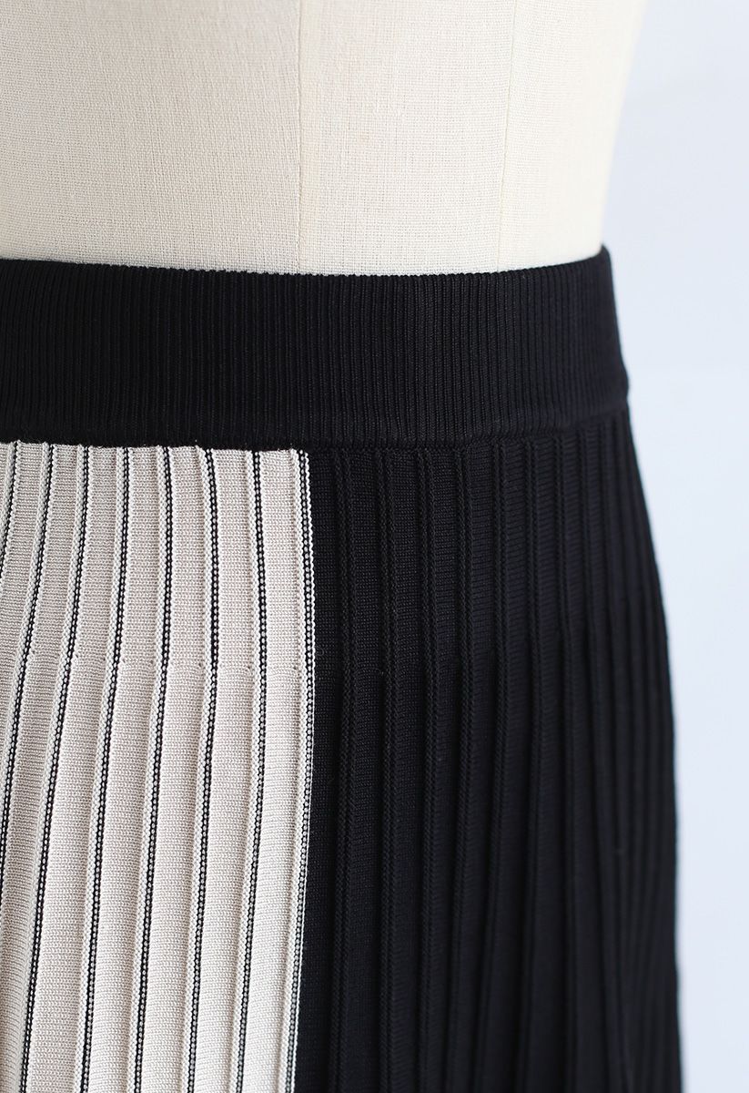 Contrast Pattern Pleated Knit Skirt in Black