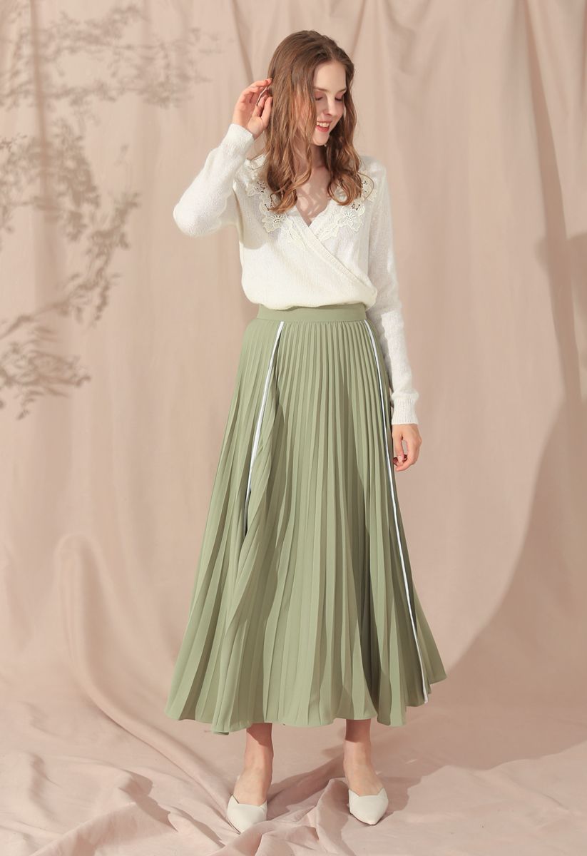 Simple Line Trim Pleated Skirt in Green