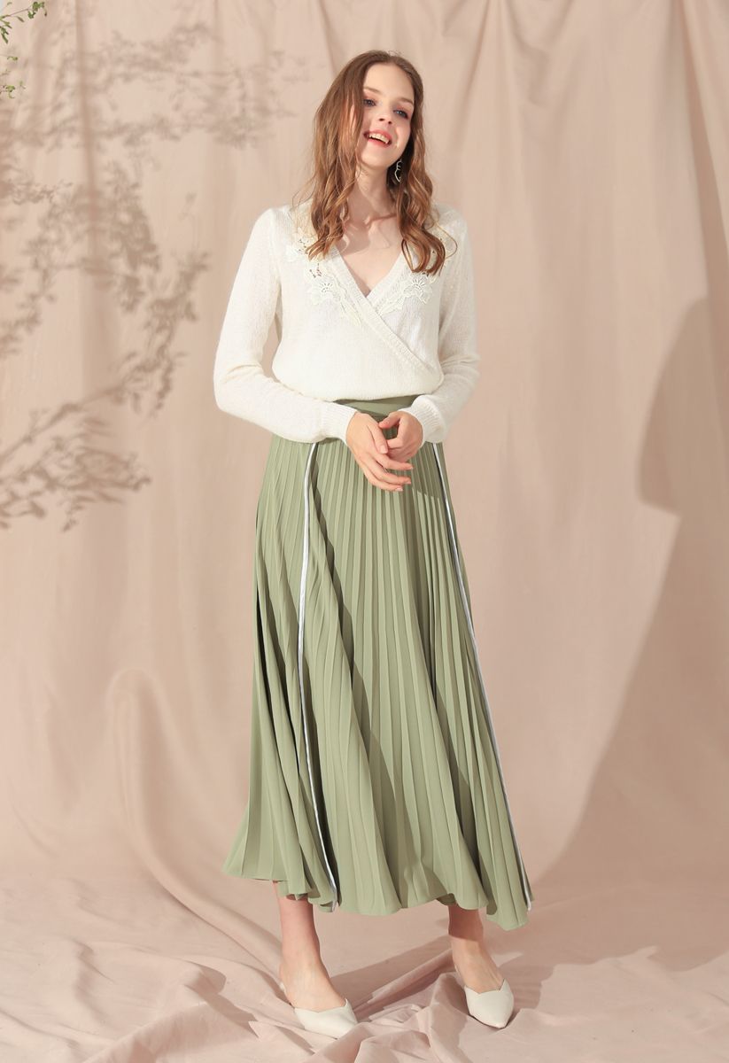 Simple Line Trim Pleated Skirt in Green