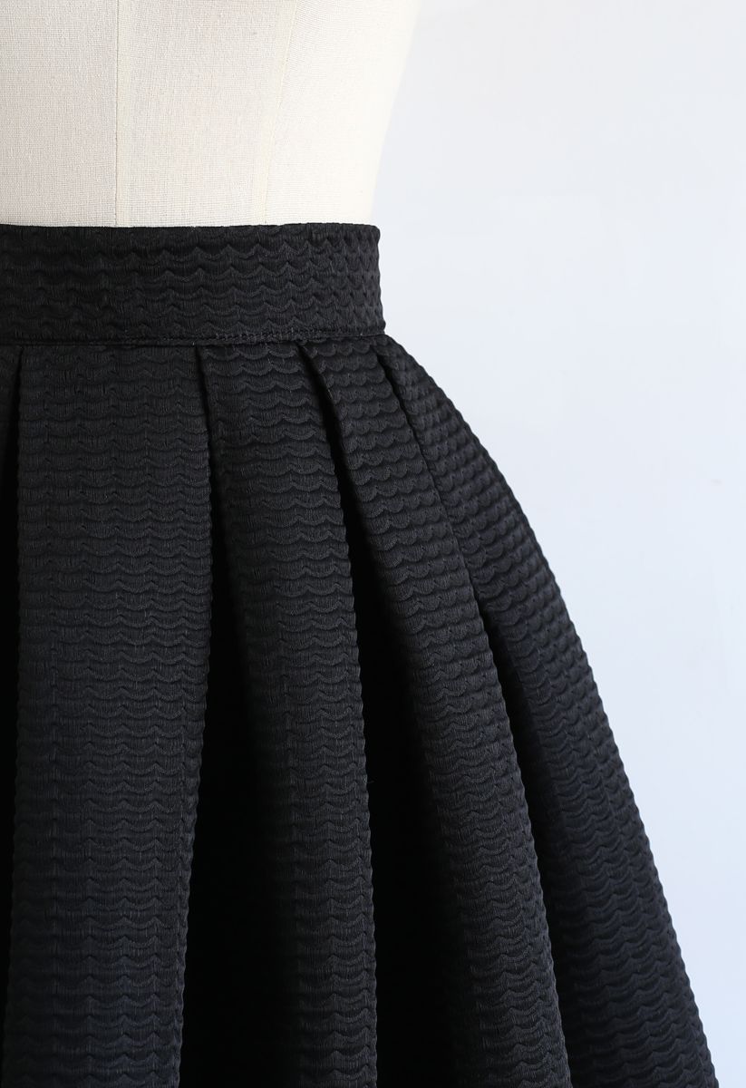 Wavy Texture Pleated Midi Skirt in Black