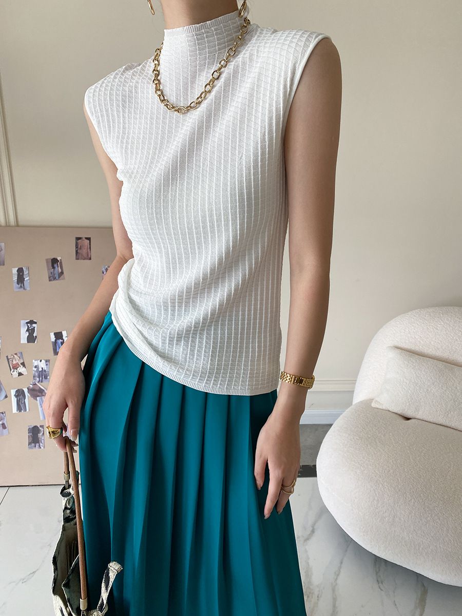 Mock Neck Textured Sleeveless Knit Top in White